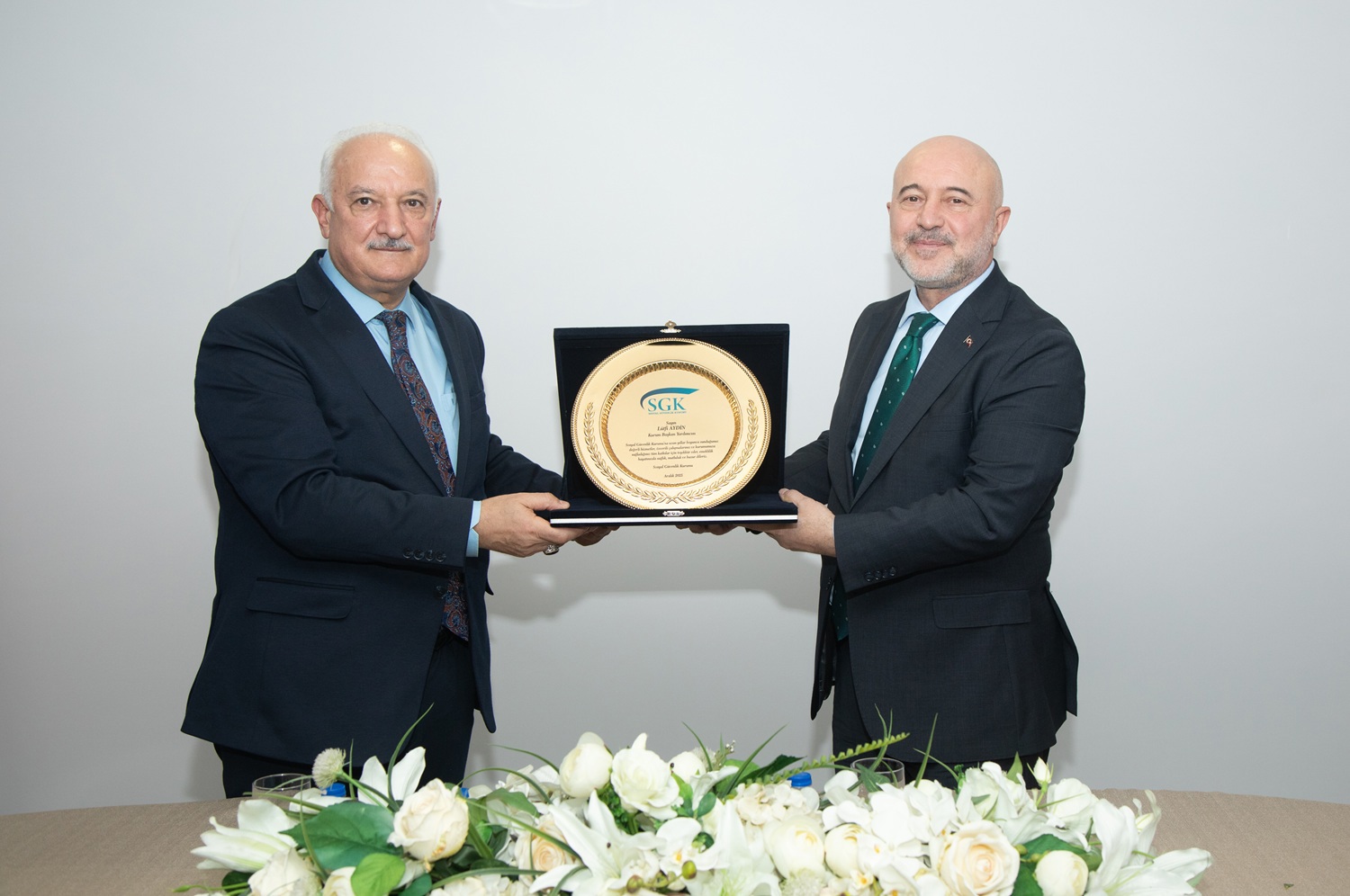 Emekliliğe Ayrılan SGK Başkan Yardımcısı Lütfi Aydin’e Plaket Verildi